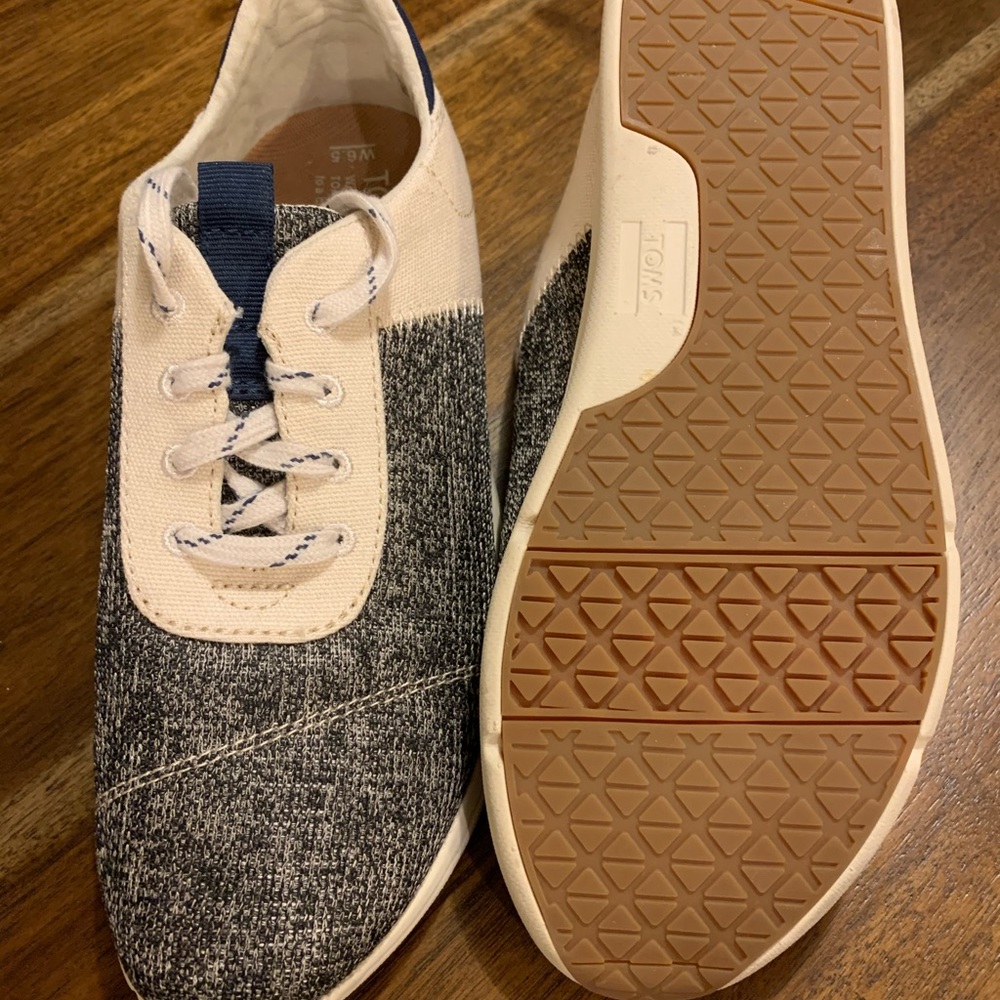 Women’s TOMS tennis shoe